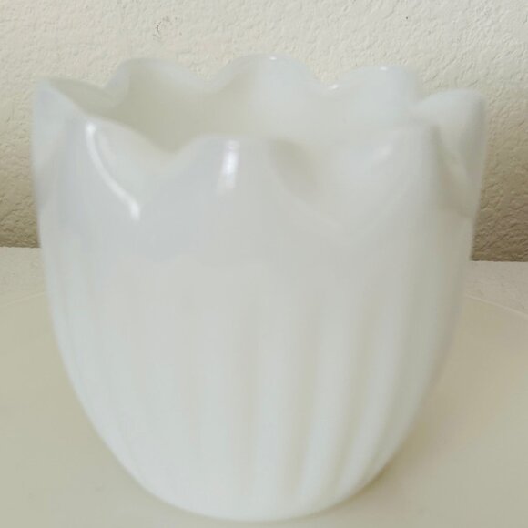 Vintage Milk Glass Vase Plant Pot Planter Scalloped Ruffled Edge 4.25 in. tall - Picture 3 of 9